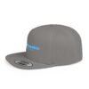 Esta gorra plana es elegante y ajustable, perfecta para el día a día.