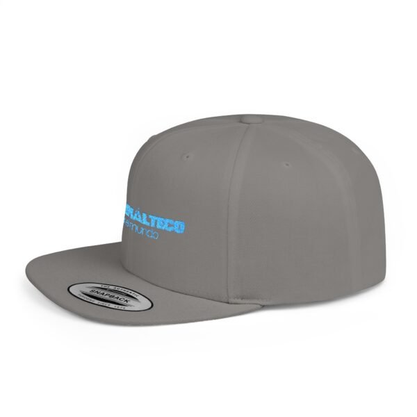 Esta gorra plana es elegante y ajustable, perfecta para el día a día.