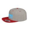 Esta gorra plana es elegante y ajustable, perfecta para el día a día.