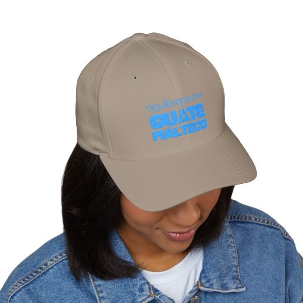 Elegante gorra bordada cerrada para cualquier ocasión.