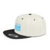 Esta gorra plana es elegante y ajustable, perfecta para el día a día.
