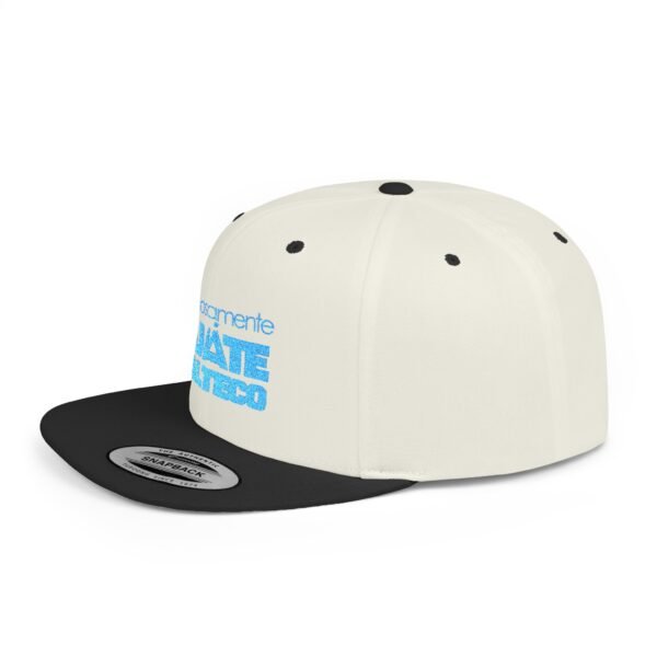 Esta gorra plana es elegante y ajustable, perfecta para el día a día.