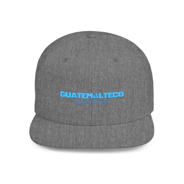 Esta gorra plana es elegante y ajustable, perfecta para el día a día.