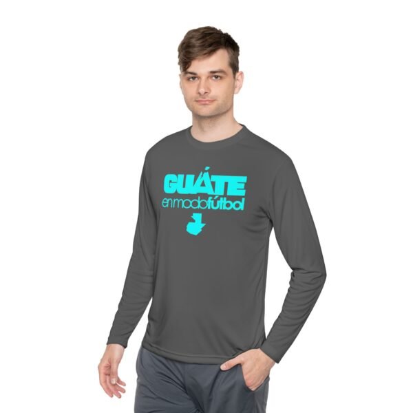 Camiseta unisex ligera manga larga espíritu guatemalteco perfecta para cualquier aficionado al fútbol.