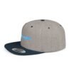 Esta gorra plana es elegante y ajustable, perfecta para el día a día.
