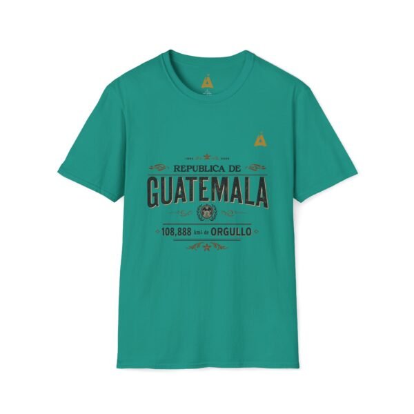 Celebra tu herencia guatemalteca con esta camiseta unisex con orgullo, perfecta para pasear.