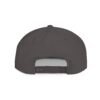 Esta gorra plana es elegante y ajustable, perfecta para el día a día.