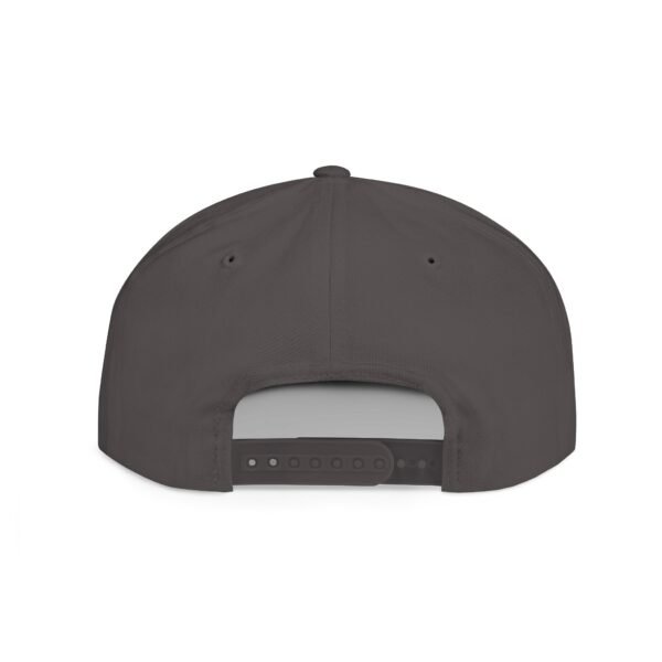 Esta gorra plana es elegante y ajustable, perfecta para el día a día.