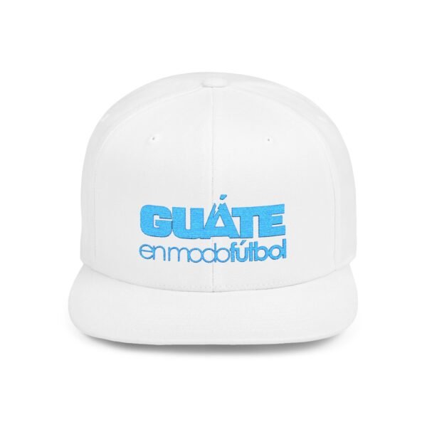 Esta gorra plana es elegante y ajustable, perfecta para el día a día.