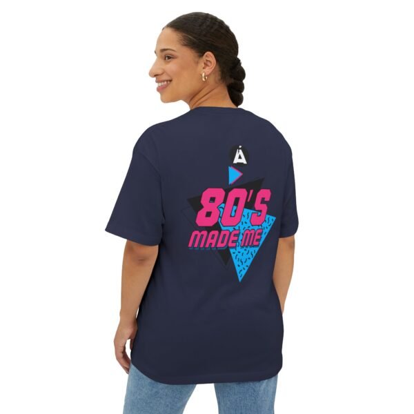 Camiseta holgada inspirada en los 80s, perfecta para salidas informales, con un aire divertido y nostálgico.