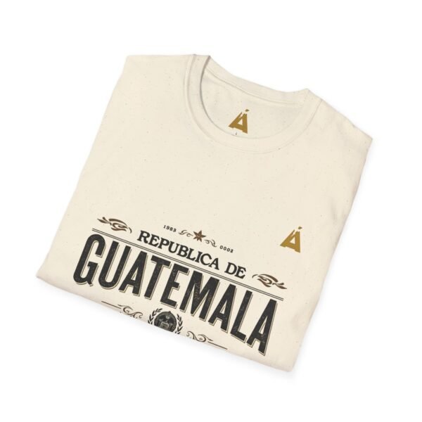 Celebra tu herencia guatemalteca con esta camiseta unisex con orgullo, perfecta para pasear.