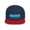 Esta gorra plana es elegante y ajustable, perfecta para el día a día.