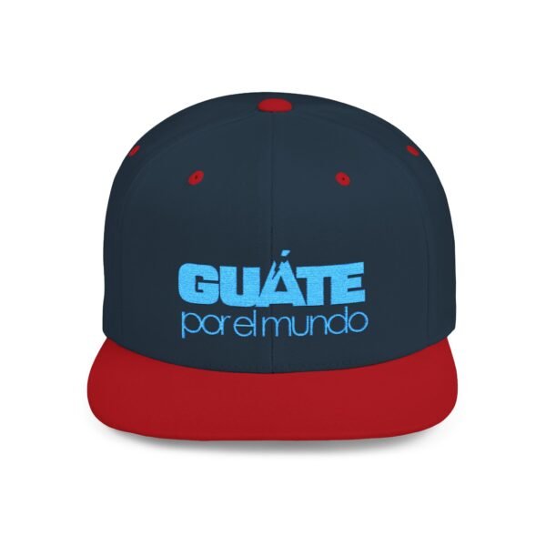 Esta gorra plana es elegante y ajustable, perfecta para el día a día.