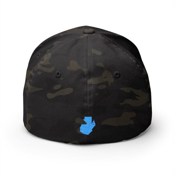 Elegante gorra bordada cerrada para cualquier ocasión.