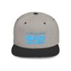 Esta gorra plana es elegante y ajustable, perfecta para el día a día.