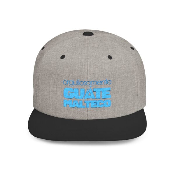 Esta gorra plana es elegante y ajustable, perfecta para el día a día.