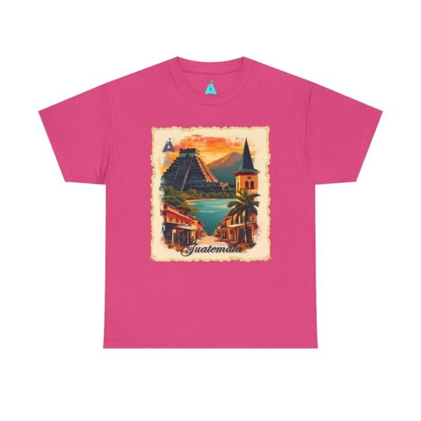 Celebra tu herencia guatemalteca con esta camiseta unisex con orgullo, perfecta para pasear.