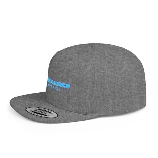 Esta gorra plana es elegante y ajustable, perfecta para el día a día.