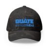 Elegante gorra bordada cerrada para cualquier ocasión.