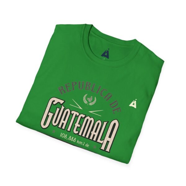 Celebra tu herencia guatemalteca con esta camiseta unisex con orgullo, perfecta para pasear.