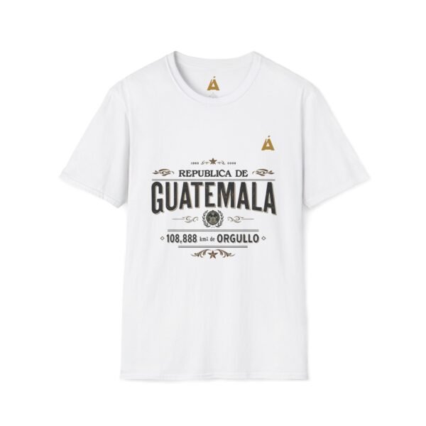 Celebra tu herencia guatemalteca con esta camiseta unisex con orgullo, perfecta para pasear.