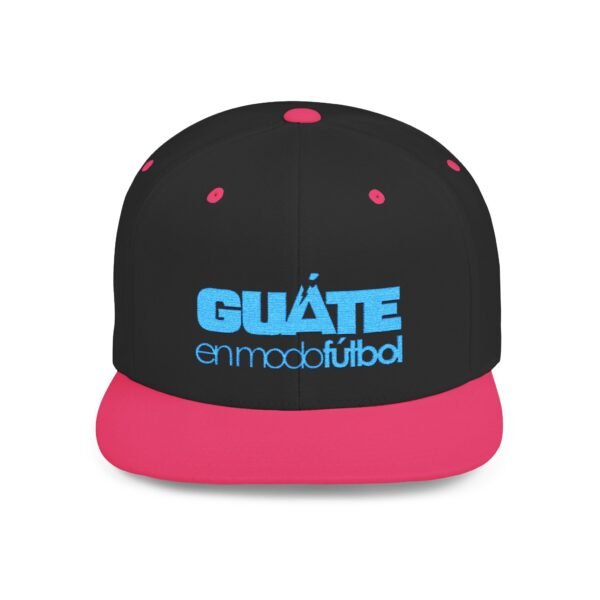 Esta gorra plana es elegante y ajustable, perfecta para el día a día.