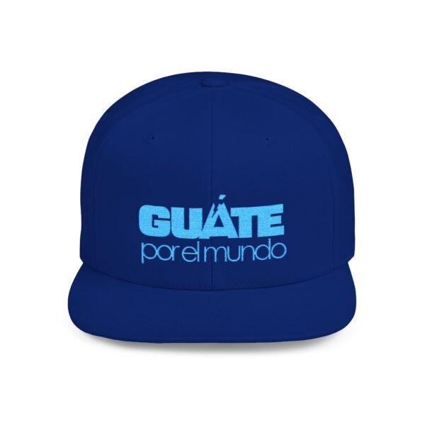 Esta gorra plana es elegante y ajustable, perfecta para el día a día.