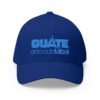 Elegante gorra bordada cerrada para cualquier ocasión.