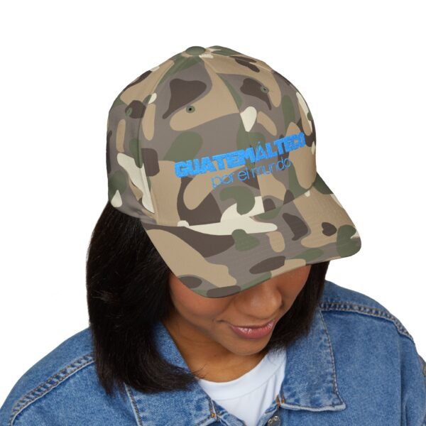 Elegante gorra bordada cerrada para cualquier ocasión. Perfecta como gorra deportiva.