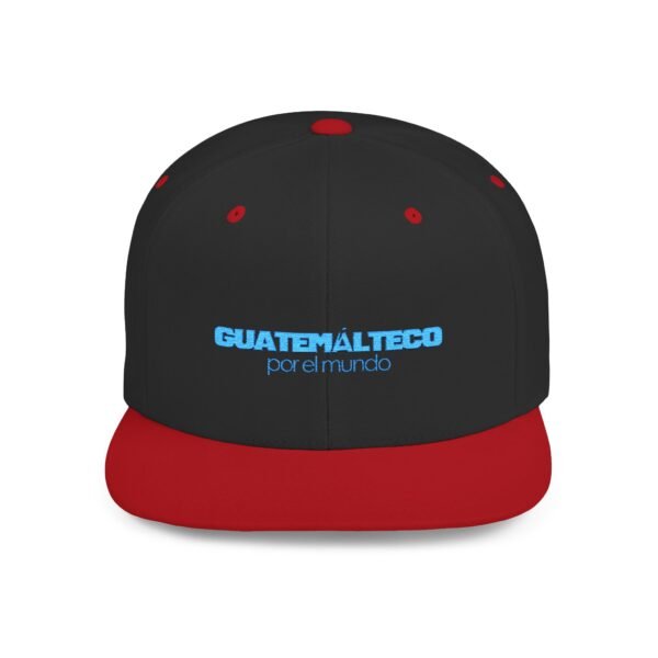 Esta gorra plana es elegante y ajustable, perfecta para el día a día.