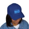 Elegante gorra bordada cerrada para cualquier ocasión.