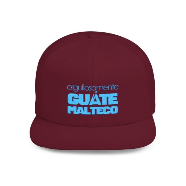 Esta gorra plana es elegante y ajustable, perfecta para el día a día.