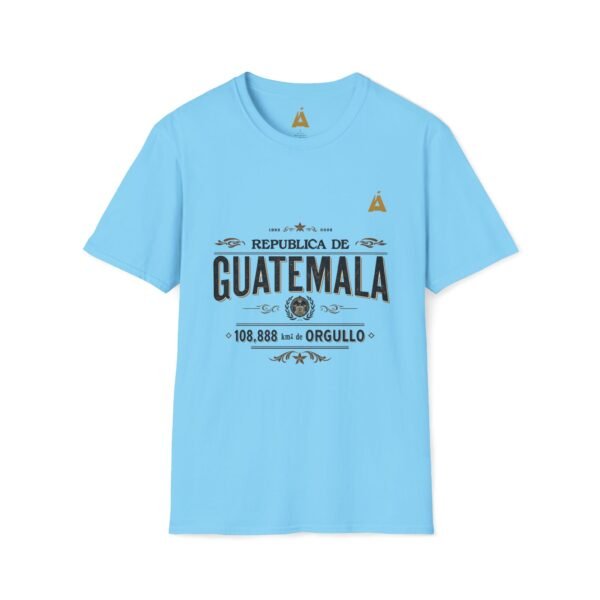 Celebra tu herencia guatemalteca con esta camiseta unisex con orgullo, perfecta para pasear.
