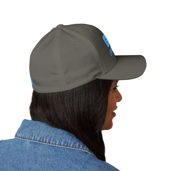 Elegante gorra bordada cerrada para cualquier ocasión.