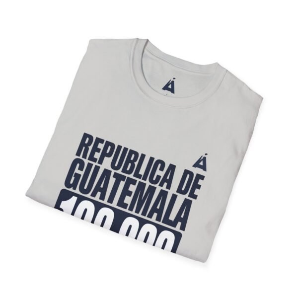Celebra tu herencia guatemalteca con esta camiseta unisex con orgullo, perfecta para pasear.