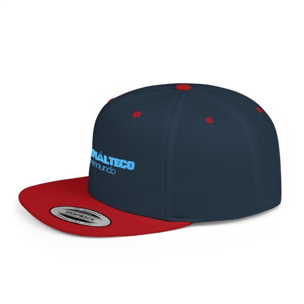 Esta gorra plana es elegante y ajustable, perfecta para el día a día.