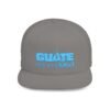 Esta gorra plana es elegante y ajustable, perfecta para el día a día.