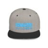 Esta gorra plana es elegante y ajustable, perfecta para el día a día.