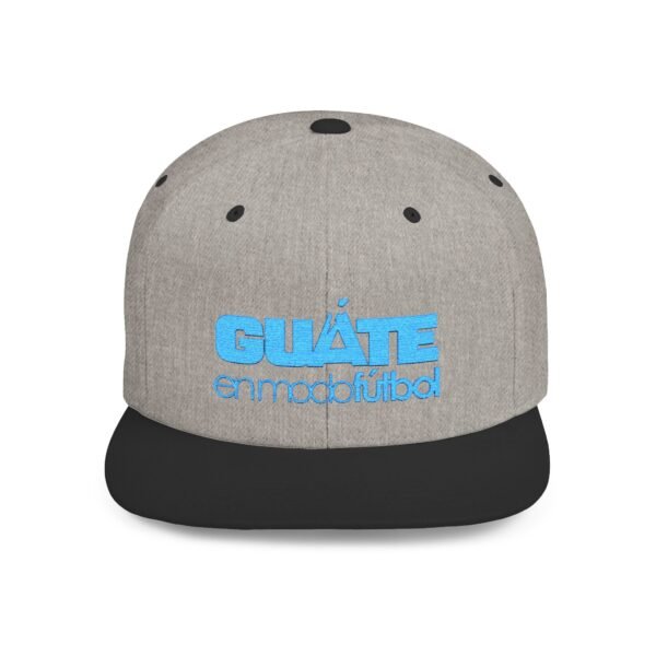 Esta gorra plana es elegante y ajustable, perfecta para el día a día.