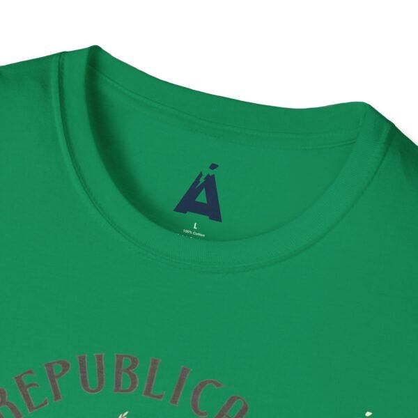 Celebra tu herencia guatemalteca con esta camiseta unisex con orgullo, perfecta para pasear.