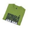 Celebra tu herencia guatemalteca con esta camiseta unisex con orgullo, perfecta para pasear.