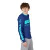 Camisa de manga larga con protección UV para hombre, perfecta para actividades al aire libre como el fútbol.