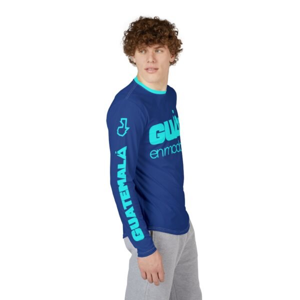 Camisa de manga larga con protección UV para hombre, perfecta para actividades al aire libre como el fútbol.