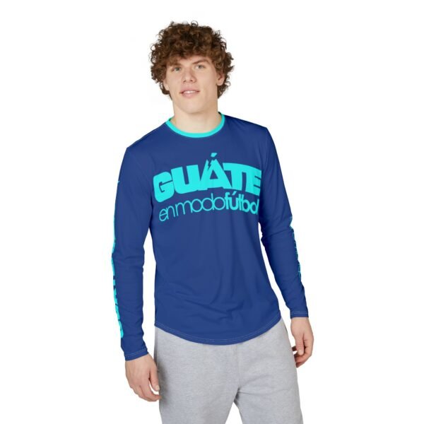 Camisa de manga larga con protección UV para hombre, perfecta para actividades al aire libre como el fútbol.
