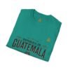 Celebra tu herencia guatemalteca con esta camiseta unisex con orgullo, perfecta para pasear.