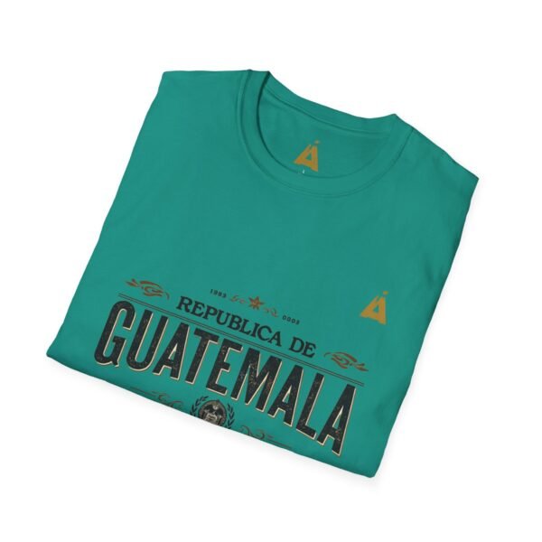 Celebra tu herencia guatemalteca con esta camiseta unisex con orgullo, perfecta para pasear.