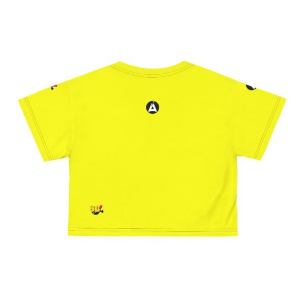 Camiseta corta de mujer inspirada en los 80s, con un toque vibrante y casual, irradia un estilo veraniego.