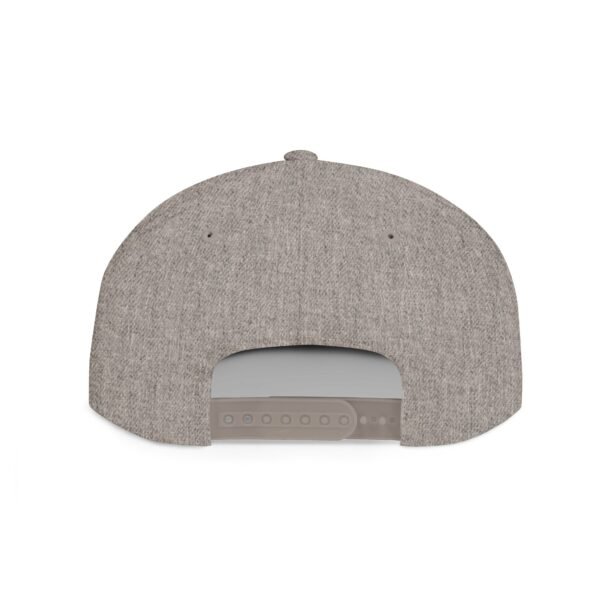 Esta gorra plana es elegante y ajustable, perfecta para el día a día.
