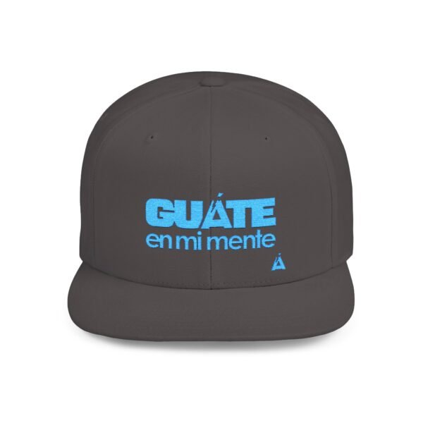 Esta gorra plana es elegante y ajustable, perfecta para el día a día.