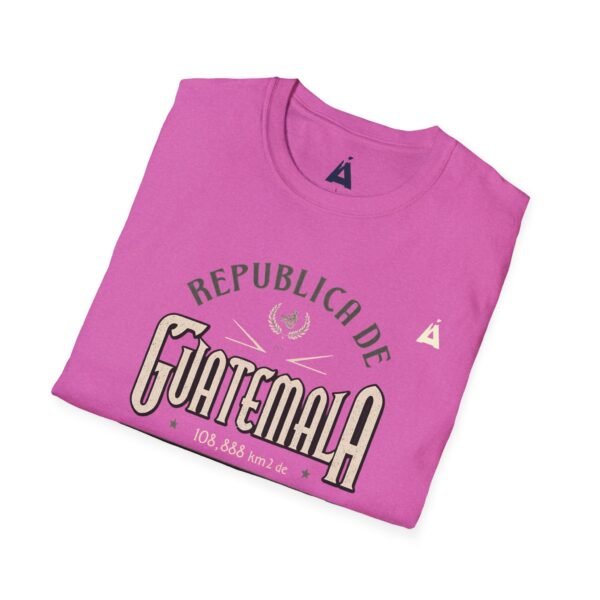 Celebra tu herencia guatemalteca con esta camiseta unisex con orgullo, perfecta para pasear.